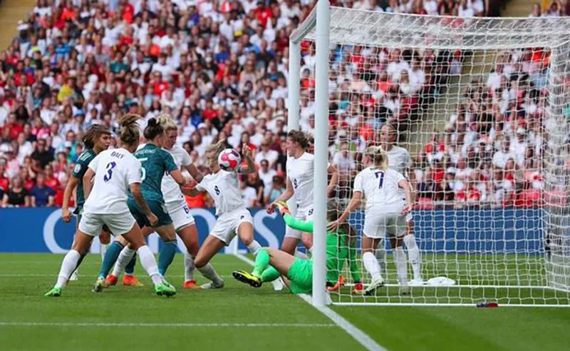 Tình huống Leah Williamson để bóng chạm tay ngay trước vạch vôi nhưng Đức không được hưởng phạt đền. ẢNH: MIRROR