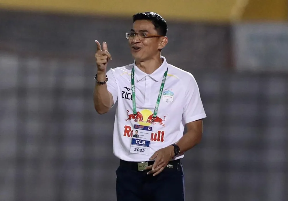 Kiatisak... Kiatisak...