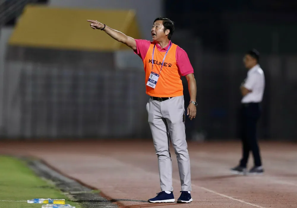 ... và Huỳnh Đức chỉ đạo trong khu vực kỹ thuật. ẢNH: ANH DUY ... và Huỳnh Đức chỉ đạo trong khu vực kỹ thuật. ẢNH: ANH DUY