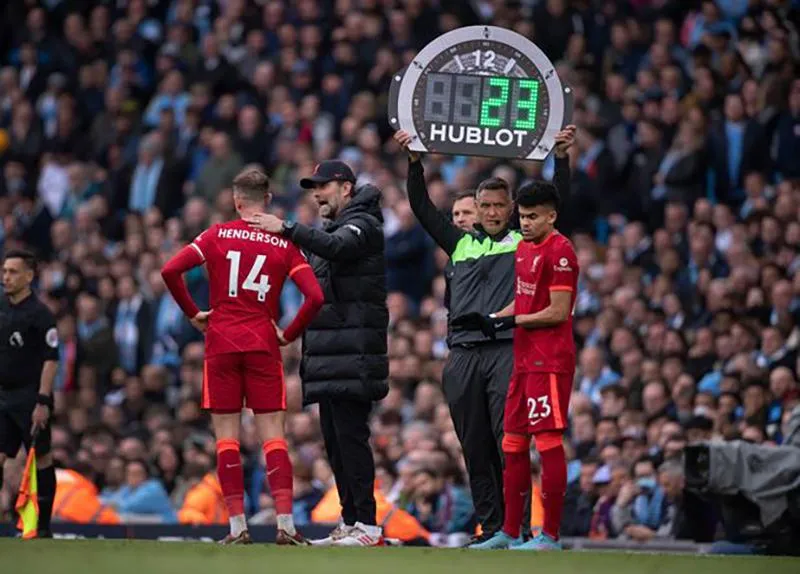 Premier League được thay 5 cầu thủ trong 1 trận đấu. ẢNH: DAILY STAR