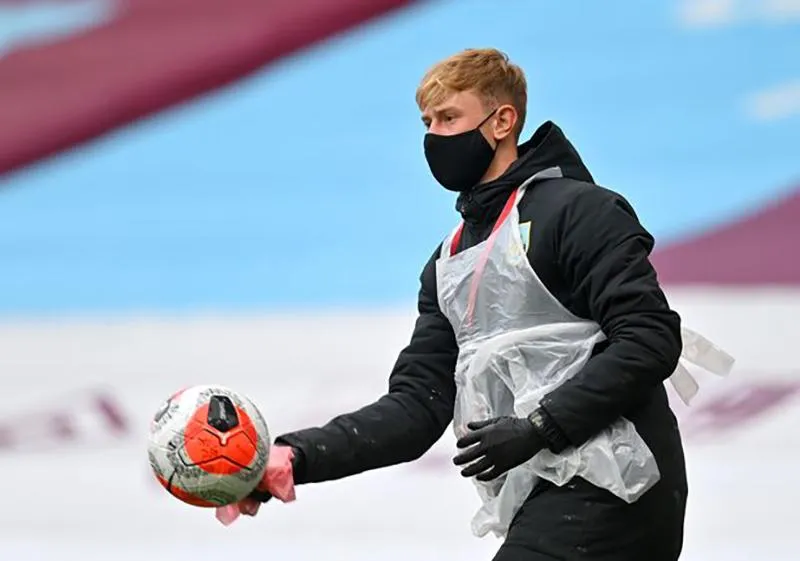 Các quả bóng được đặt khắp mọi nơi để đưa vào sân nhanh nhất có thể. ẢNH: DAILY STAR