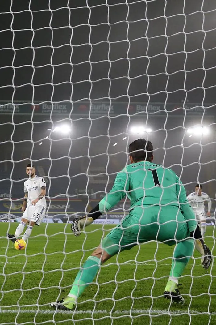 Thủ môn không còn được đặt chân phải lên trên vạch vôi trước khi cầu thủ sút bóng. ẢNH: DAILY STAR