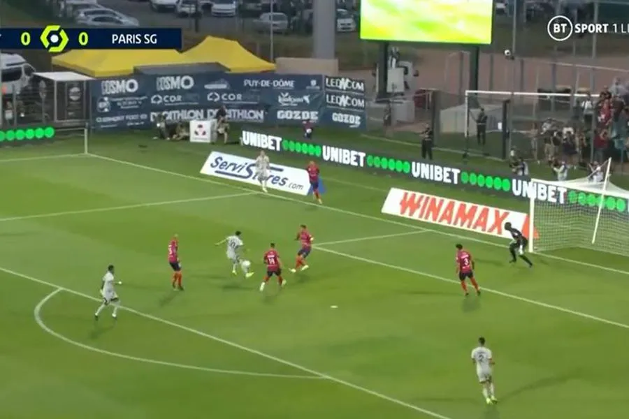 Tình huống Messi đưa chân ra chạm bóng và để bóng trôi qua chân đến vị trí của Neymar đang ở phía sau. Ngôi sao người Brazil không bỏ lỡ cơ hội tung cú sút chìm vào góc ghi bàn cho PSG. ẢNH: DAILY STAR Tình huống Messi đưa chân ra chạm bóng và để bóng trôi qua chân đến vị trí của Neymar đang ở phía sau. Ngôi sao người Brazil không bỏ lỡ cơ hội tung cú sút chìm vào góc ghi bàn cho PSG. ẢNH: DAILY STAR