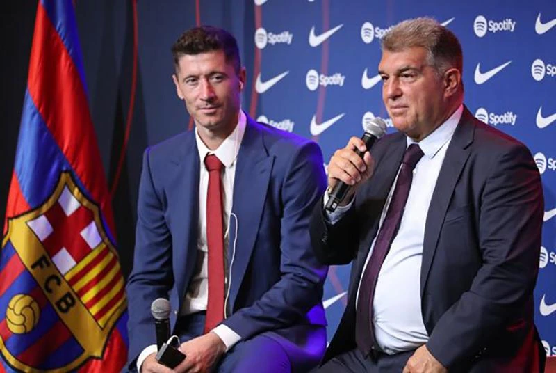 Laporta đang nỗ lực để có thể đăng ký cho những ngôi sao như Lewandowski đá La Liga. ẢNH: GETTY