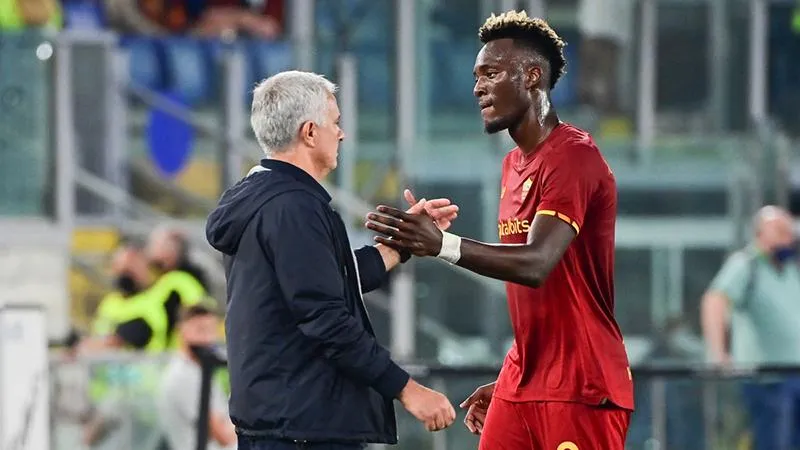 Mourinho không cản Abraham rời AS Roma trở lại quê nhà chơi bóng. ẢNH: GETTY Mourinho không cản Abraham rời AS Roma trở lại quê nhà chơi bóng. ẢNH: GETTY