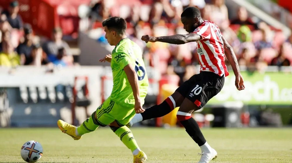 Hàng thủ Quỷ đỏ liên tiếp mắc sai lầm. Ảnh: Getty