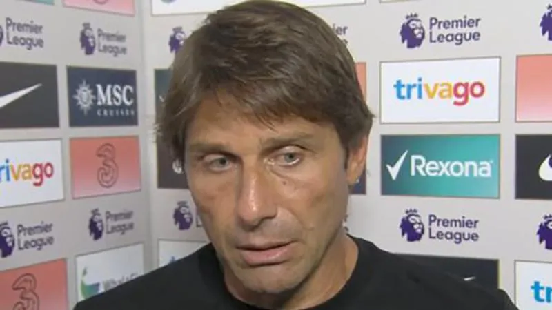 Conte trả lời phỏng vấn sau trận đấu. ẢNH: MIRROR Conte trả lời phỏng vấn sau trận đấu. ẢNH: MIRROR