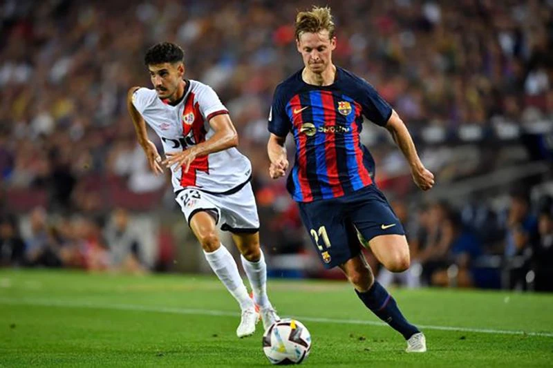 De Jong vẫn ra sân thi đấu trong trận Barcelona hòa Rayo Vallecano 0-0 ở vòng 1 La Liga cuối tuần qua. ẢNH: AFP
