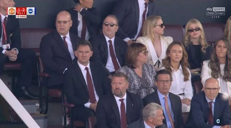 Nhà Glazer trên khán đài sân Old Trafford trong trận Man Utd thua Brighton 1-2 ở vòng. Premier League. ẢNH: SKY SPORTS