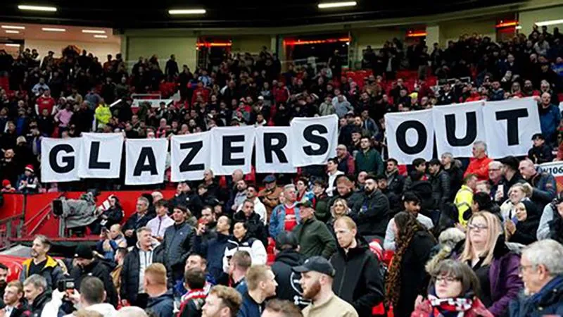 Fan MU nhiều lần biểu tình đòi đuổi nhà Glazer khỏi Old Trafford. ẢNH: GETTY Fan MU nhiều lần biểu tình đòi đuổi nhà Glazer khỏi Old Trafford. ẢNH: GETTY