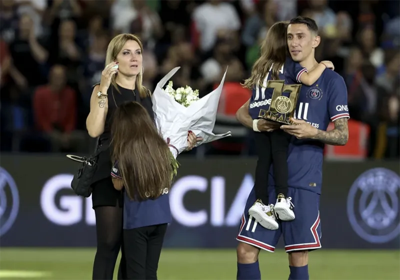 Di Maria và vợ trong ngày chia tay PSG đầy xúc động sau 7 năm ở Paris hoa lệ. ẢNH: GETTY Di Maria và vợ trong ngày chia tay PSG đầy xúc động sau 7 năm ở Paris hoa lệ. ẢNH: GETTY