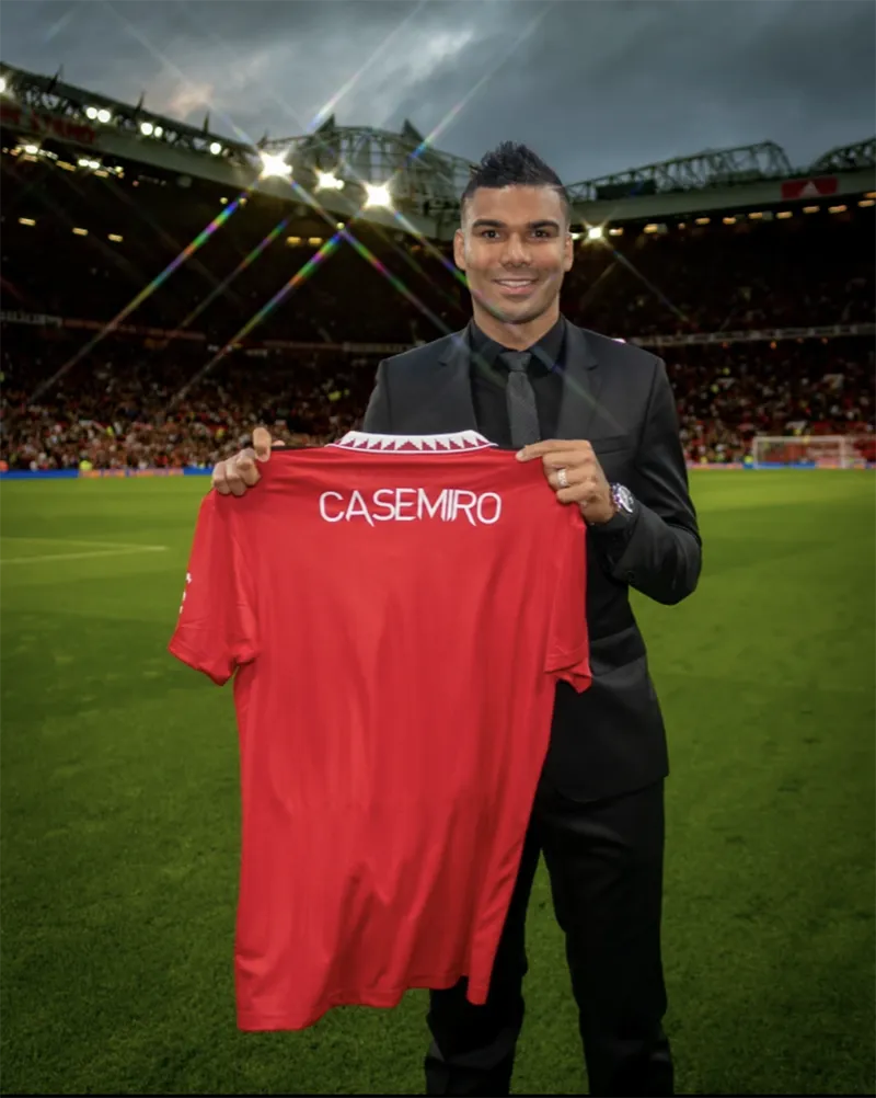 Casemiro khoe áo đấu Man Utd trên sân Old Trafford. ẢNH: GETTY Casemiro khoe áo đấu Man Utd trên sân Old Trafford. ẢNH: GETTY