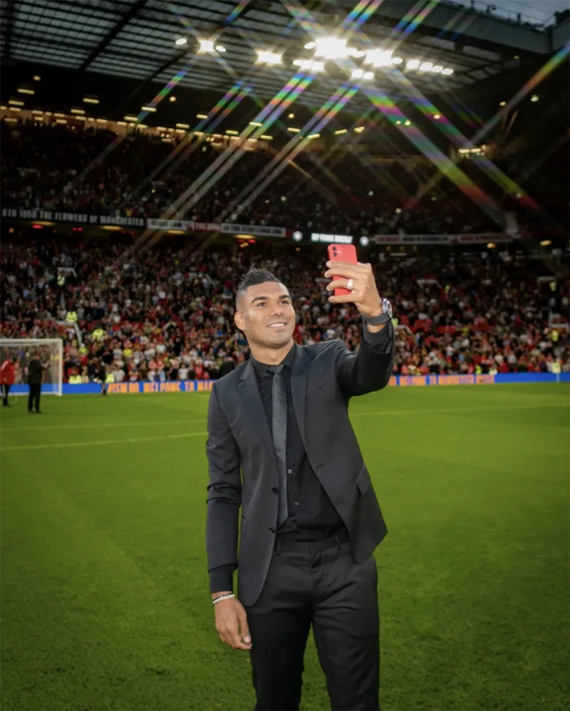 Casemiro chụp ảnh selfie ngay trên ở giữa sân Old Trafford. ẢNH: GETTY Casemiro chụp ảnh selfie ngay trên ở giữa sân Old Trafford. ẢNH: GETTY