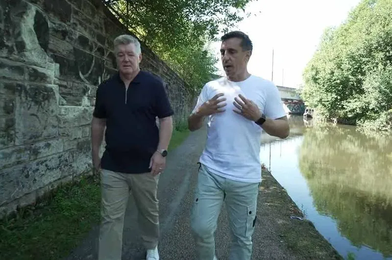 Neville hé lộ bị ông thầy Fergie gọi điện thoại phàn nàn. ẢNH: THE OVERLAP