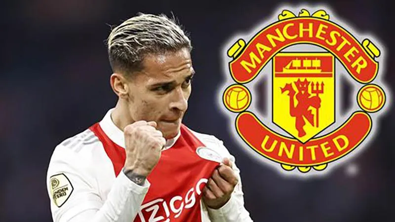 HLV Alfred Schreuder của Ajax không hiểu vì sao Antony muốn gia nhập Man United. ẢNH: MIRROR HLV Alfred Schreuder của Ajax không hiểu vì sao Antony muốn gia nhập Man United. ẢNH: MIRROR