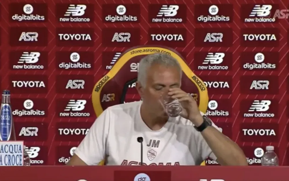 Jose Mourinho đang uống nước thì 1 giây sau... Jose Mourinho đang uống nước thì 1 giây sau...