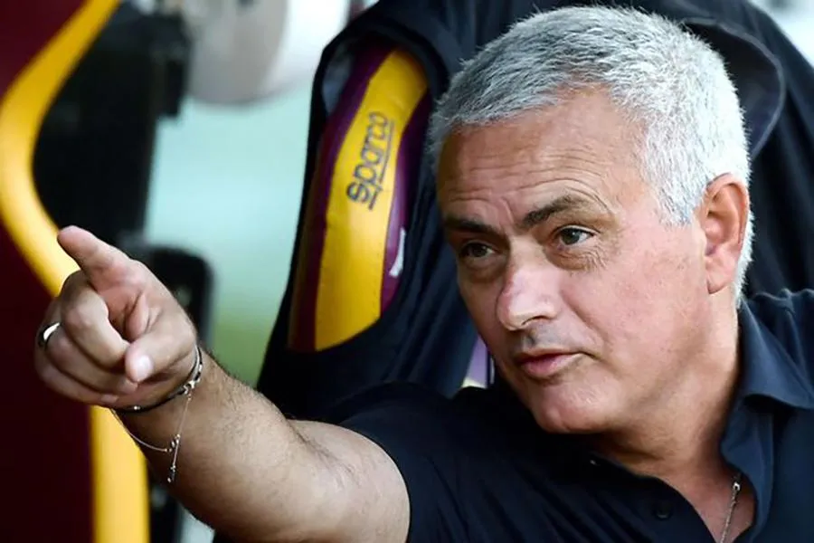 Mourinho chỉ ra thái độ thi đấu của các cầu thủ AS Roma là điều khiến họ lép vế trước Juventus trong hiệp 1. ẢNH: GETTY