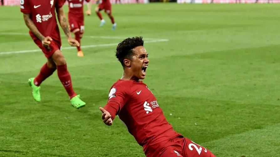 Sao trẻ Fabio Carvalho giúp The Kop tránh trận hòa ở phút bù giờ. Ảnh: Getty