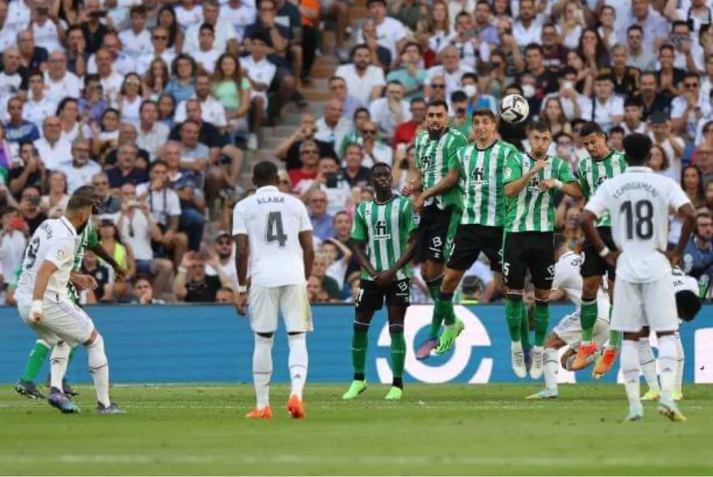 Kền kền trắng độc chiếm ngôi đầu bảng với 4 trận toàn thắng.