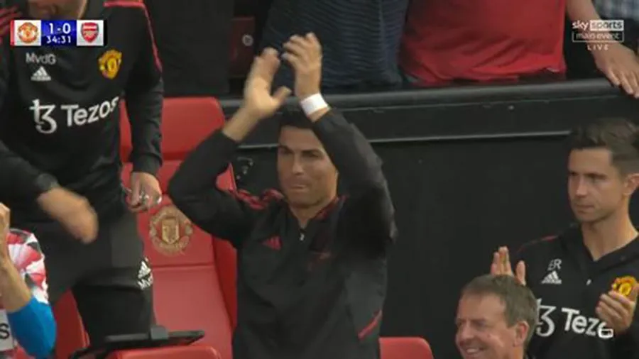 Ronaldo đứng bật dậy vỗ tay tán thưởng bàn thắng của Antony. ẢNH: SKY SPORTS