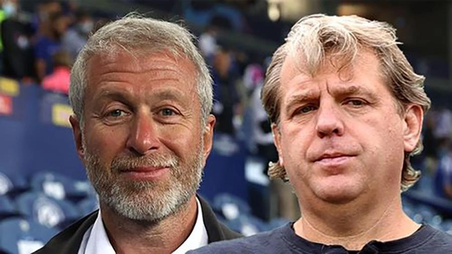 Todd Boehly đổ lỗi cho người tiền nhiệm Roman Abramovich khiến Chelsea tốn nhiều tiền cho kỳ chuyển nhượng mùa hè năm nay. ẢNH: MIRROR