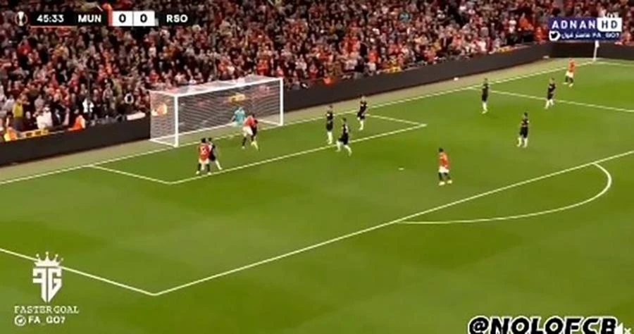 Bruno Fernandes tạt như đặt nhưng Ronaldo lại đánh đầu... hụt. ẢNH: BT SPORTS