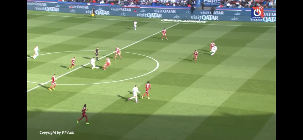 Messi chuyền bóng "xâu kim" cho Neymar thoát xuống suýt khiến cầu thủ Brest bị đuổi khỏi sân.