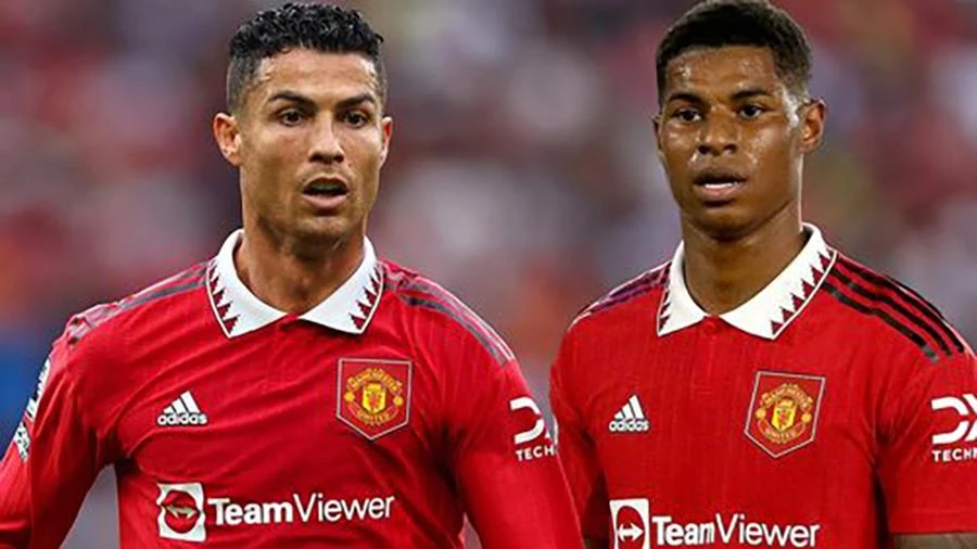 Ronaldo đã mất suất đá chính ở vị trí cao nhất trên hàng công MU vào tay Rashford. ẢNH: MIRROR