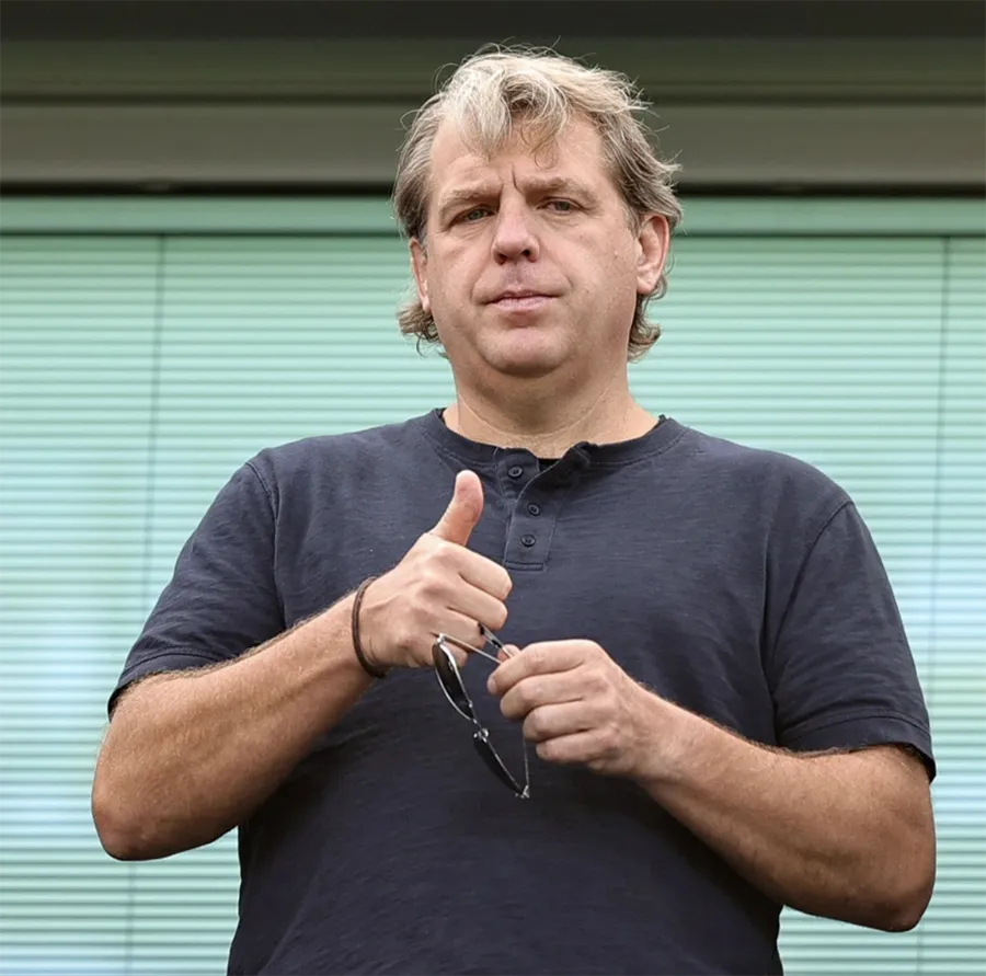 Todd Boehly mua Chelsea đắt hơn 1,5 tỉ bảng Anh so với giá trị của CLB, theo đánh giá của Forbes. ẢNH: GETTY Todd Boehly mua Chelsea đắt hơn 1,5 tỉ bảng Anh so với giá trị của CLB, theo đánh giá của Forbes. ẢNH: GETTY