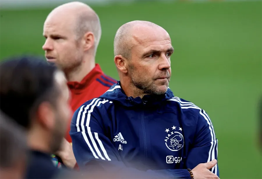HLV Alfred Schreuder giám sát buổi tập của Ajax trước trận đấu với Liverpool. ẢNH: REX HLV Alfred Schreuder giám sát buổi tập của Ajax trước trận đấu với Liverpool. ẢNH: REX
