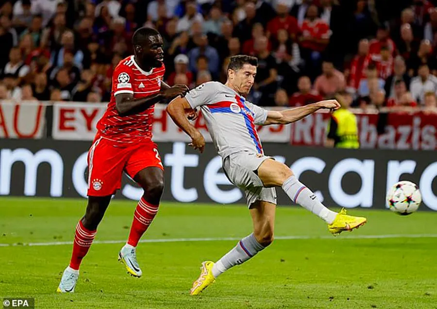 Lewandowski bỏ qua hàng loạt cơ hội rõ ràng để ghi bàn vào đội bóng cũ Bayern Munich. ẢNH: EPA