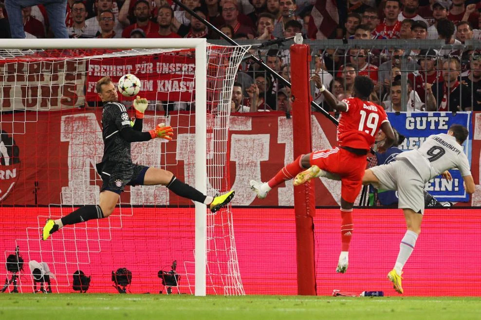 Lewandowski có nhiều cơ hội ghi bàn nhưng đều bị Neuer từ chối. Ảnh: UEFA