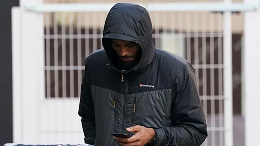 Cole chịu nhiều tủi nhục vì bị fan Arsenal gán mác 'kẻ hám tiền'. ẢNH: GETTY Cole chịu nhiều tủi nhục vì bị fan Arsenal gán mác 'kẻ hám tiền'. ẢNH: GETTY