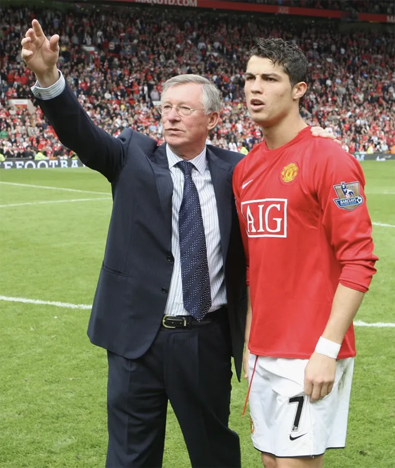 Sir Alex coi cậu học trò cưng Ronaldo như con. ẢNH: GETTY