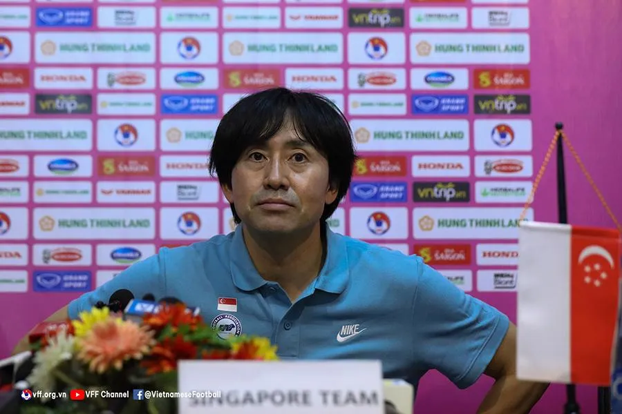 HLV Takayuki của tuyển Singapore. ẢNH: VFF