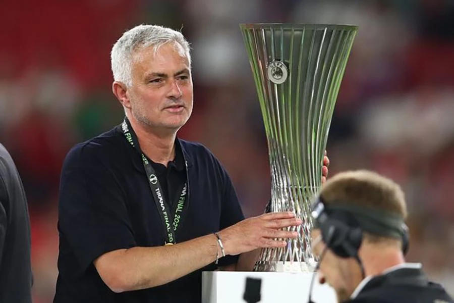 Mourinho nâng cao chức vô địch Europa Conference League cùng AS Roma. ẢNH: GETTY