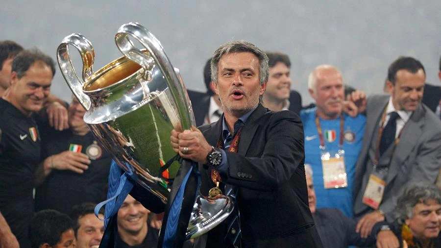 Mourinho nâng cao chức vô địch Champions League cùng Inter Milan. Mourinho cùng Inter giành cú ăn ba lịch sử năm đó. ẢNH: GETTY