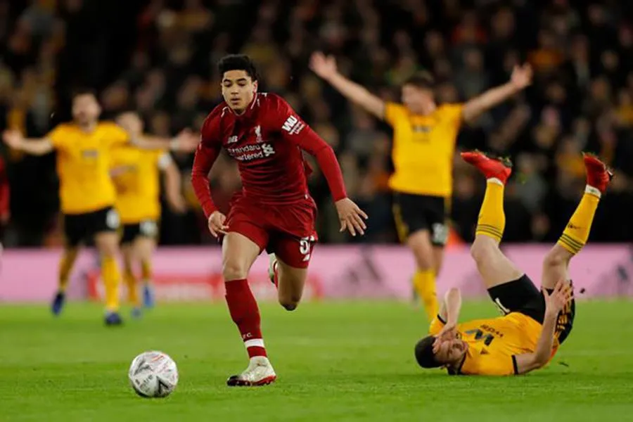 Ki-Jana Hoever đá trận ra mắt đội 1 Liverpool gặp chính Wolves. ẢNH: GETTY Ki-Jana Hoever đá trận ra mắt đội 1 Liverpool gặp chính Wolves. ẢNH: GETTY