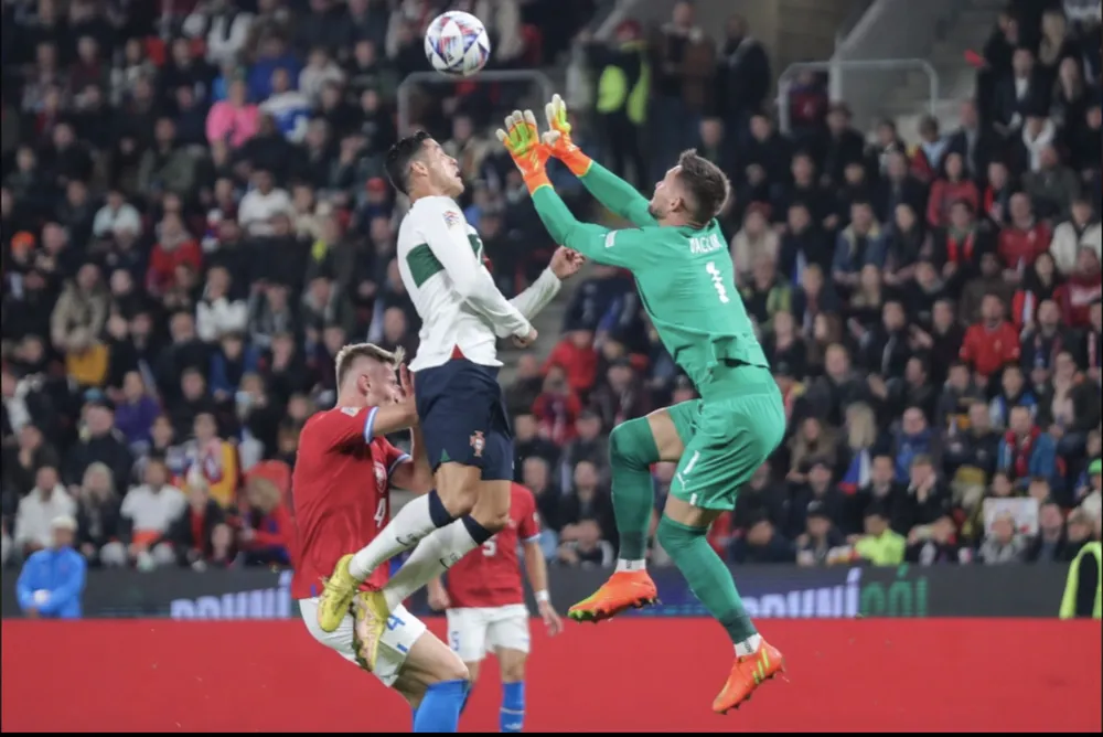 Pha tranh chấp trên không giữa Ronaldo và thủ môn Vaclik. ẢNH: EPA Pha tranh chấp trên không giữa Ronaldo và thủ môn Vaclik. ẢNH: EPA