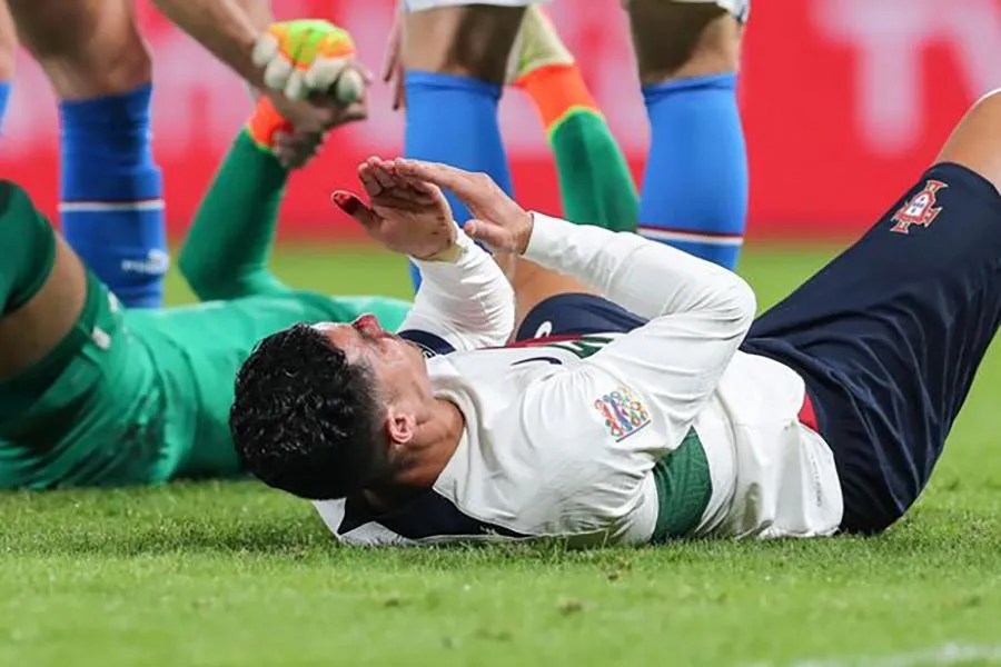 ... và Ronaldo đổ gục xuống sân chảy máu mặt. ẢNH: EPA ... và Ronaldo đổ gục xuống sân chảy máu mặt. ẢNH: EPA