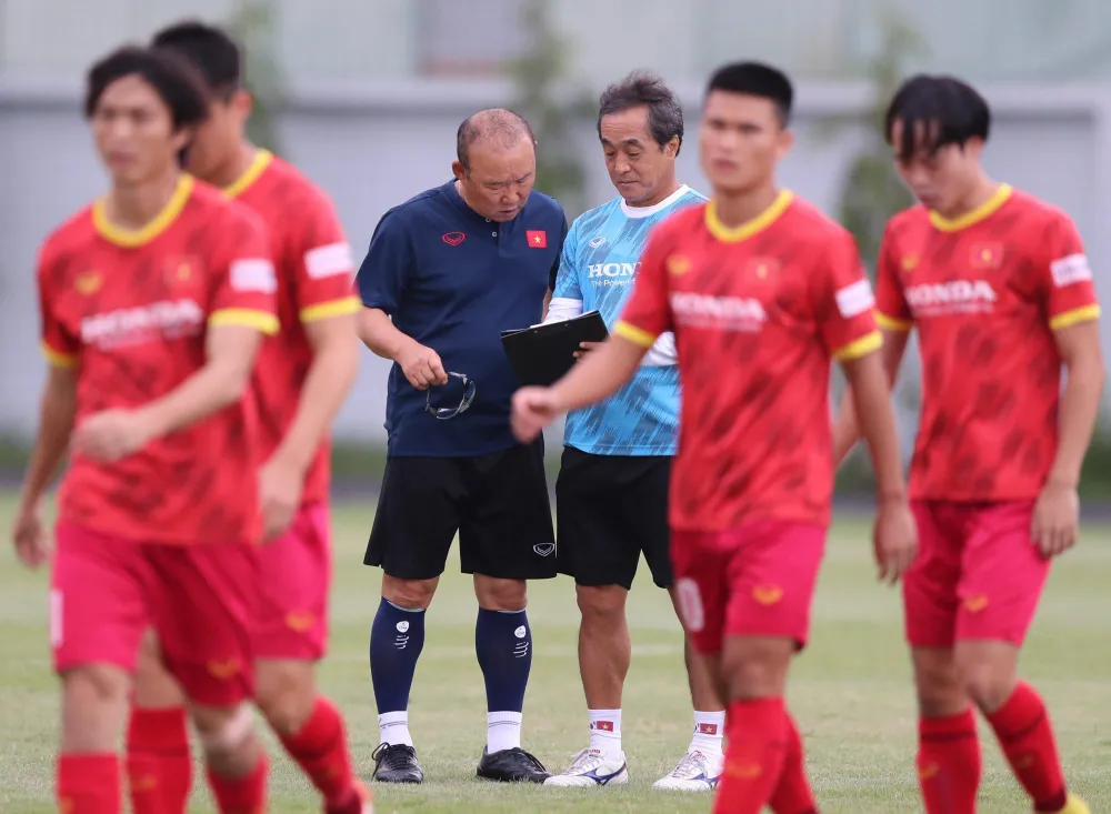 HLV Park Hang-seo trao đổi với trợ lý Lee Young-jin. ẢNH: ANH DUY