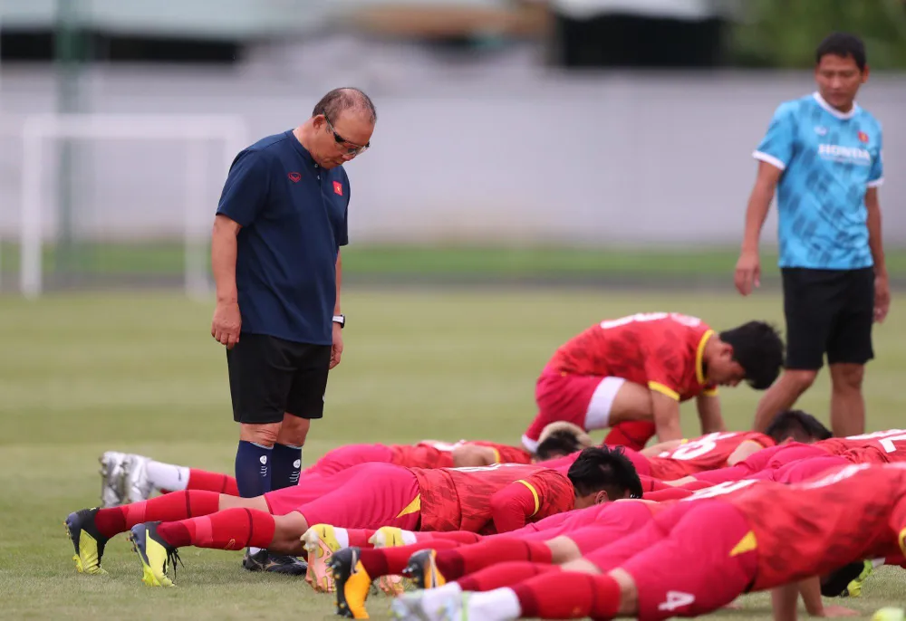 HLV Park Hang-seo theo dõi sát sao các cầu thủ Việt Nam tập luyện. ẢNH: ANH DUY