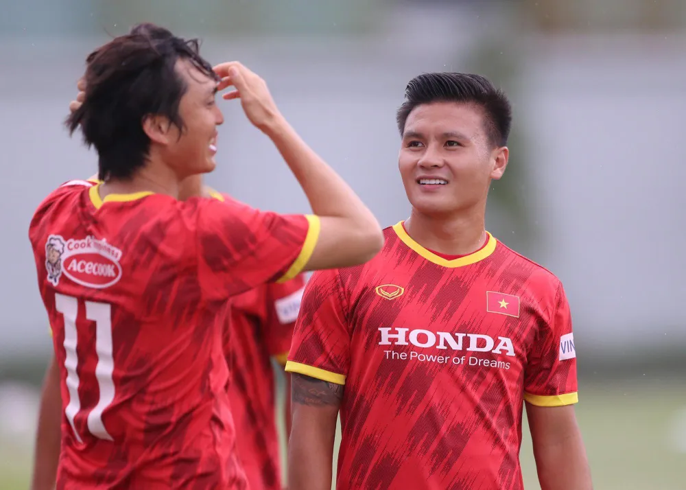 Quang Hải và Tuấn Anh cười rất tươi trong buổi tập của tuyển Việt Nam. ẢNH: ANH DUY