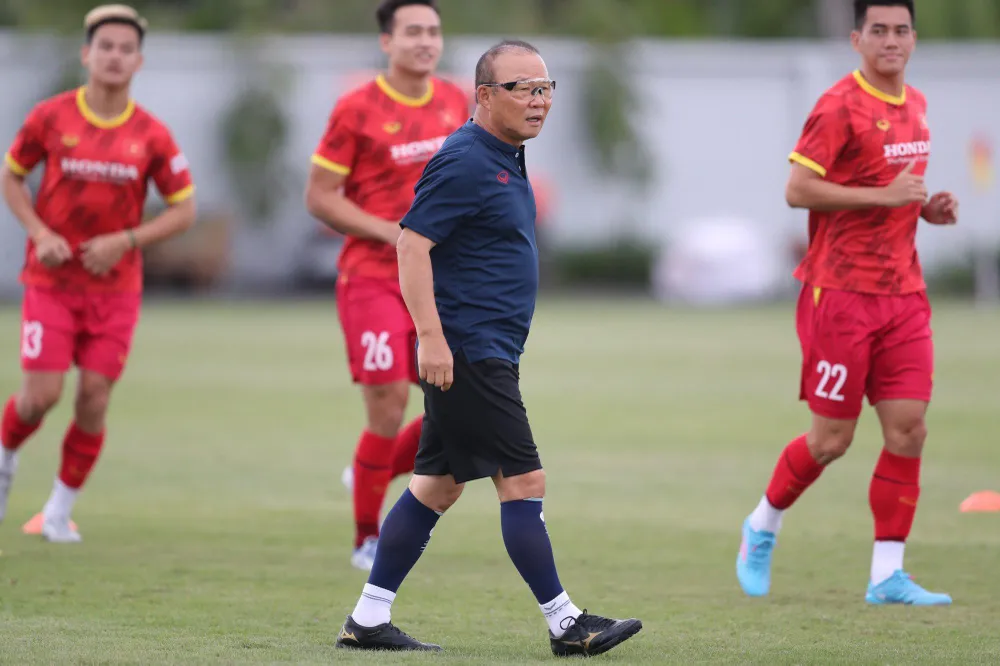 HLV Park Hang-seo trong buổi tập của tuyển Việt Nam hôm qua (26-9). ẢNH: ANH DUY
