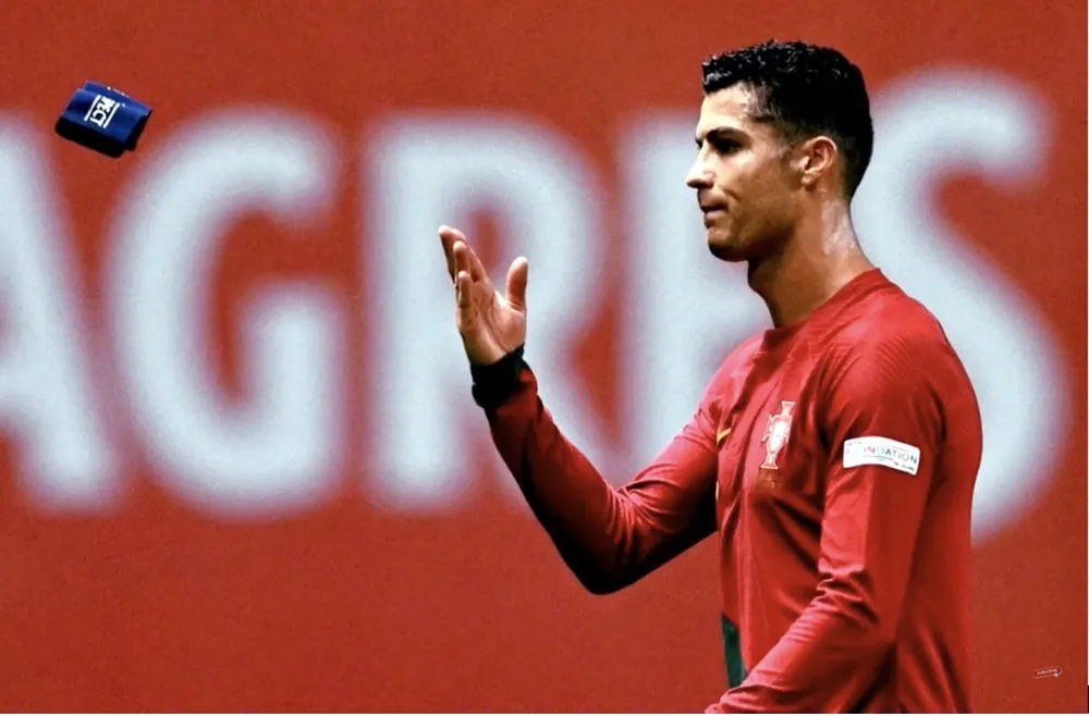 Ronaldo lại ném băng đội trưởng của mình. Ảnh: Chụp màn hình Ronaldo lại ném băng đội trưởng của mình. Ảnh: Chụp màn hình