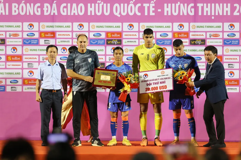 HLV Stimac và tuyển Ấn Độ nhận giải nhì. ẢNH: ANH PHƯƠNG