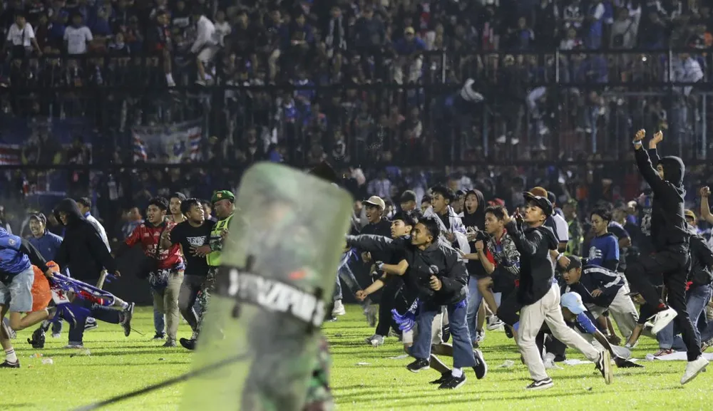 Bi kịch xảy ra khi các CĐV tràn vào sân sau khi Arema lần đầu để thua Persebaya Surabaya sau 2 thập niên. ẢNH: BOLA
