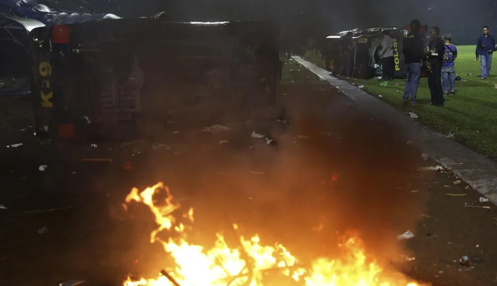 Tình hình càng ngày càng khó kiểm soát, đặc biệt là khu vực khán đài khiến cảnh sát phải vào cuộc. ẢNH: BOLA