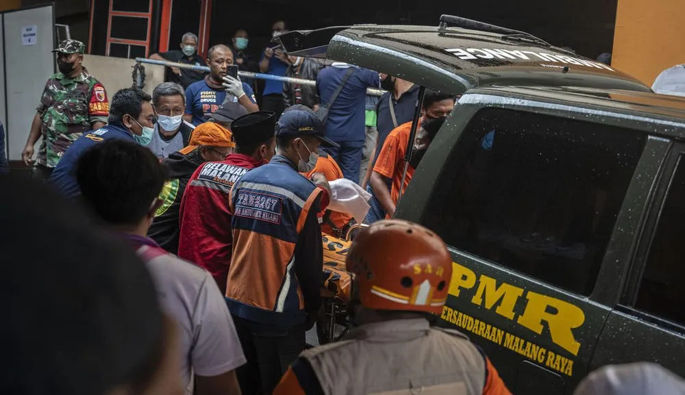 Tại bệnh viện, một thi thể được đưa lên xe. ẢNH: BOLA