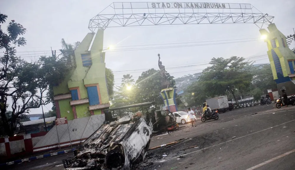 Có 13 chiếc xe của lực lượng chức năng bị phá hủy. ẢNH: BOLA